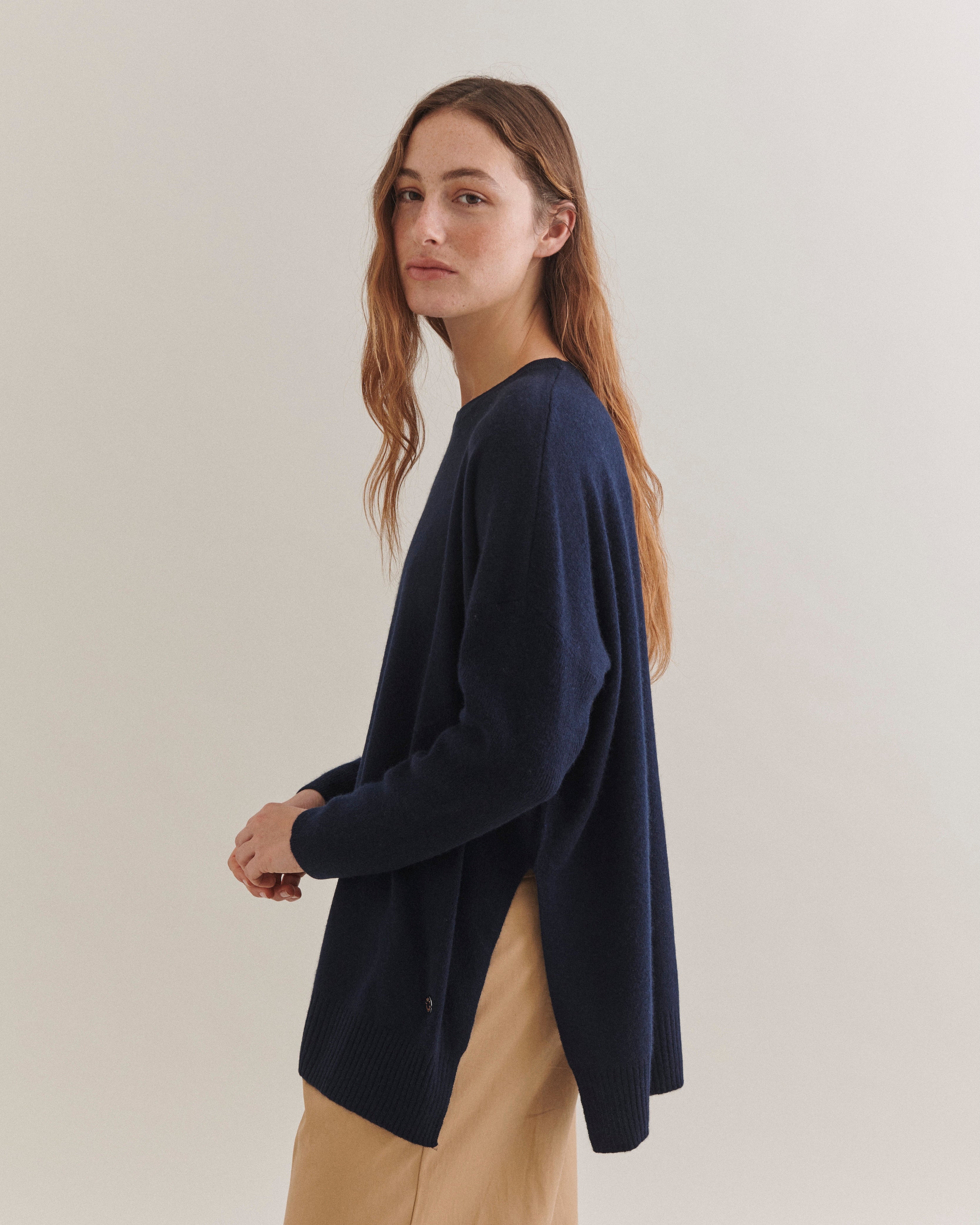 Beta Studios Berta Oversize O-neck top Cashmere Tops Navy